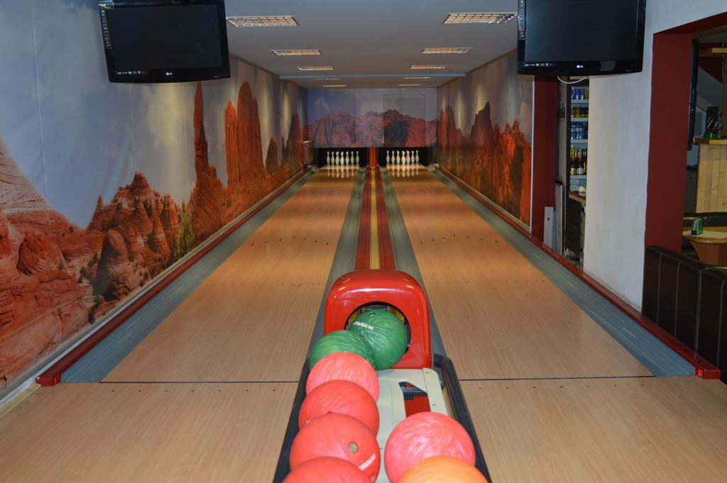 Davi Penzion & Bowling Roznava Luaran gambar